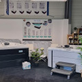 Image du showroom de spas Be Spa chez Aall'eau - HydroSud à Mont-de-Marsan, Allée du Broc, Saint Avit, Landes. La photo montre une exposition élégante de différents modèles de spas, présentés dans un environnement soigneusement aménagé pour mettre en valeur les caractéristiques et le design de chaque spa.