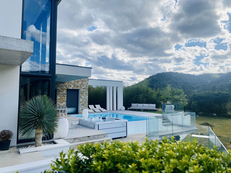 Représentation idéale d'un aménagement extérieur réalisé par les Etablissements Jean Lafitte à Mortagne-au-Perche, montrant une terrasse moderne avec jacuzzi et zone de relaxation élégante. Cette installation de luxe offre une vue panoramique sur des paysages naturels, démontrant la capacité de l'entreprise à créer des espaces extérieurs harmonieux et propices à la détente.