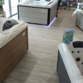 Intérieur du magasin Piscine & Spa David Sebastien à Neuville De Poitou, montrant une variété de modèles de spas BE SPA. Quatre jacuzzis différents sont exposés, chacun avec des caractéristiques uniques, disposés sur un sol en bois clair. L'éclairage vif du magasin met en évidence la qualité et le design des spas, invitant les clients à découvrir et à choisir le modèle parfait pour leurs besoins de relaxation et bien-être.