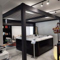 Intérieur moderne du magasin Rivage Spa à Thouars, présentant un spa BE SPA noir et élégant dans un cadre intérieur stylisé. L’espace inclut une zone de détente avec un canapé, des étagères remplies d’accessoires de spa, et un éclairage soigné pour mettre en valeur les produits. Le design contemporain du magasin crée une atmosphère accueillante pour les clients explorant les options de bien-être.