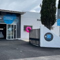 Entrée du magasin Tout Piscine, distributeur BE SPA, situé au 46 Chemin des Vernèdes, 83480 Puget-sur-Argens. Magasin spécialisé dans le matériel et accessoires pour piscines et spas, avec parking disponible pour les visiteurs.