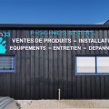 Façade de Splash'33, distributeur officiel BE SPA, situé au 11 Allée Jean Bénier, Palu de Bert-Est, 33780 Soulac-sur-Mer. Magasin spécialisé dans la vente, l'installation, l'entretien et le dépannage de piscines et spas.