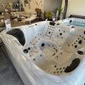 Jacuzzi exposé à l'intérieur du magasin Varéo - Piscines & Spas au 7 Boulevard Saint-Exupéry, 83300 Draguignan. La boutique propose une large sélection de spas et accessoires, démontrant un environnement accueillant pour choisir des produits de détente et de bien-être.