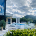 oq Piscines - Be Spa, situé à Saint-Péray, au cœur de l'Ardèche (17). La photo montre une installation impeccable de piscine ou spa, dans un cadre résidentiel