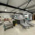 Photo du showroom de Palin Espace Verts Hydrosud à Bourges, Cher. L'intérieur montre une vaste gamme de produits pour piscines et spas, présentés de manière attrayante pour faciliter la sélection par les clients, dans un environnement spacieux et bien organisé.